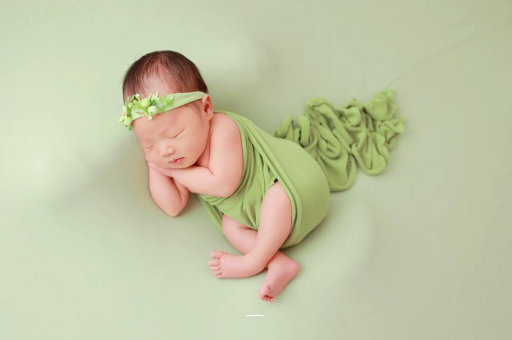 安丘宝宝趴着睡是积食吗